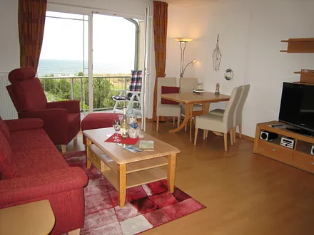 Blick ins Wohnzimmer mit freiem Meerblick (Parkett, Safe), Flachbildschirm-TV,  kostenfreies Sky-TV & WLAN.