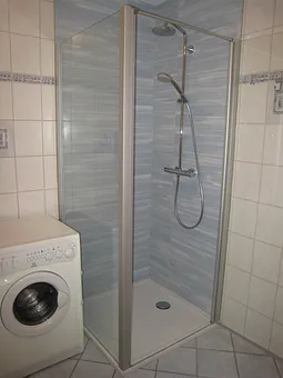 Blick auf die neue nahezu ebenerdige Dusche mit zusätzlicher Regendusche.