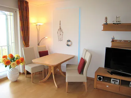 Blick auf den Eßbereich, Farbe der Wandbeleuchtung ist wählbar