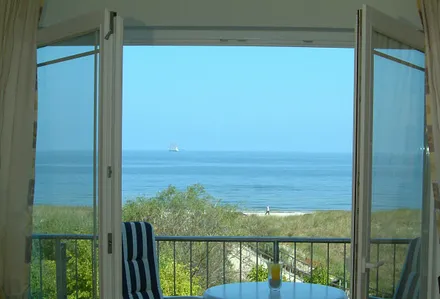 Blick vom Wohnzimmer auf den großen Balkon.