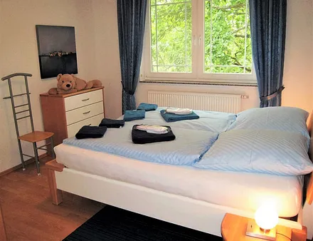 Blick ins zweite Schlafzimmer, ausgestattet wie das erste.