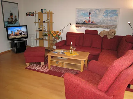 Gemütlicher Wohnbereich mit neuem TV. Kostenfreies Sky-TV & WLAN. Parkett, Safe, Insektenschutzgitter.