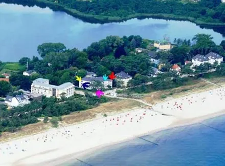 Optimale Lage des Hauses zwischen Ostsee und Schloonsee. Mehr Meer geht nicht. Die Wohnung liegt im 2. OG (gelber Pfeil).