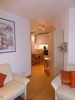 Blick von der Küche in das Wohnzimmer