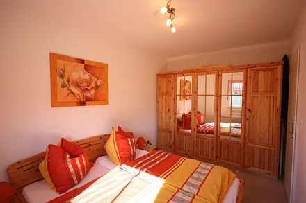 Schlafzimmer mit Doppelbett