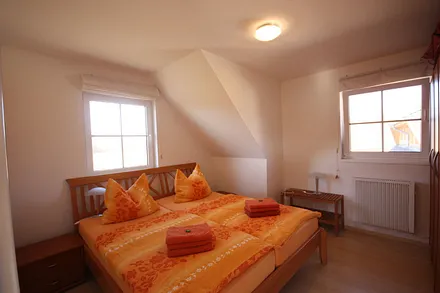 Schlafzimmer mit Doppelbett