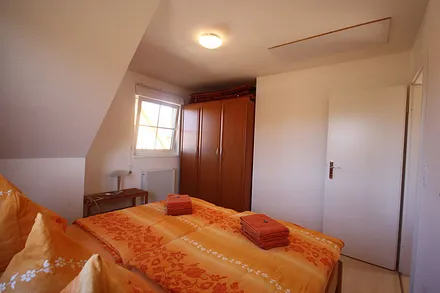 Schlafzimmer mit Schrank