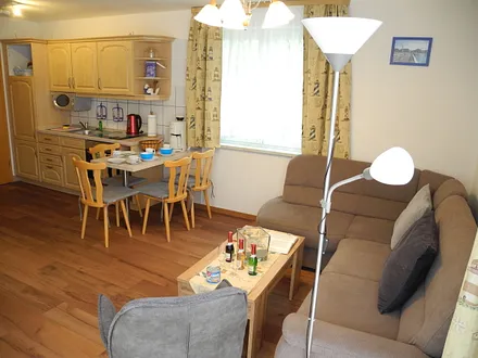 Wohnküche mit Kinderhochstuhl