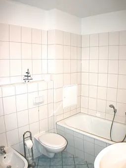 Bad mit Dusche und Wanne