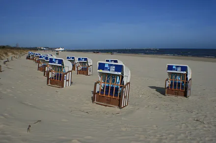 Strandkörbe hinter den Ostseedünen