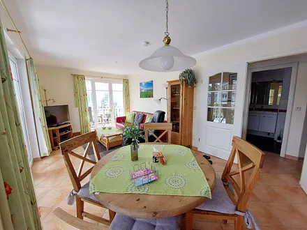 Wohnraum mit Zugang zu zwei großen Balkonen