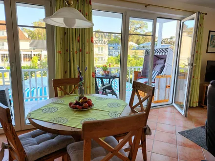 Heller Wohnraum mit Blick auf die Strandstraße