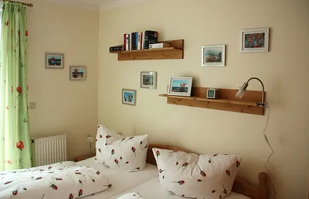 Schlafzimmer mit Bett 180x200 cm