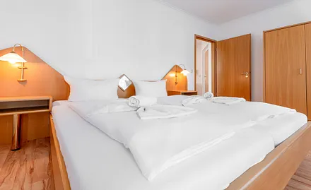 großzügiges Schlafzimmer mit Doppelbett 