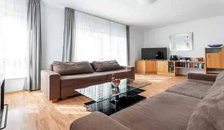 modernes Wohnzimmer mit Bio-Kamin und zwei Schlafsofas