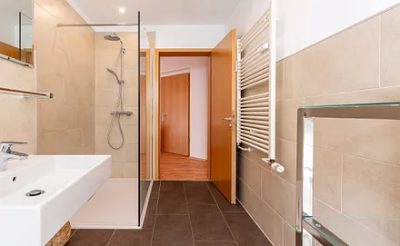 Modernes Bad mit Wellnessdusche und WC