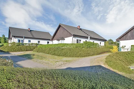 Ferienhäuser Bansin - Außenaufnahme (Ferienhaus 1 links, Ferienhaus 2 Mitte, Doppelhaushälfte rechts)