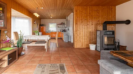 Ferienhäuser Bansin - Wohnzimmer mit Kamin und Blick in die Küche