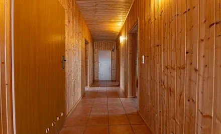 Flur zu den Schlafzimmern und Gäste-WC