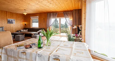 Wohnzimmer mit Essecke und Couch