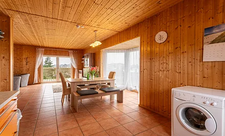 Wohnzimmer mit Essecke und Waschmaschine