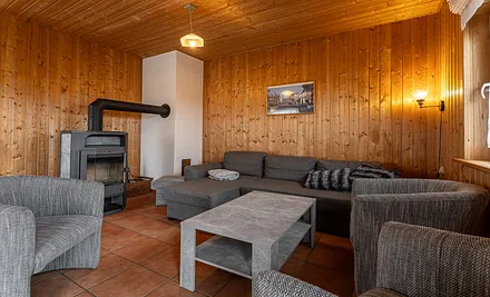 Wohnzimmer mit Kamin