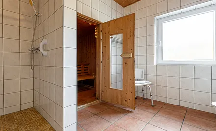 Badezimmer mit Zugang zur Sauna