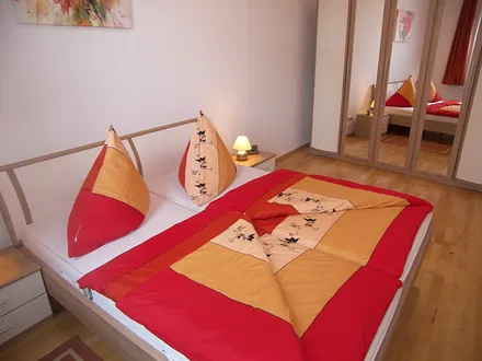 Schlafzimmer mit Doppelbett