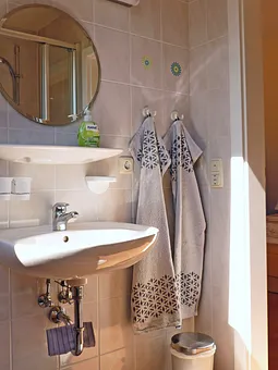 Waschtisch mit Ablage und Spiegel inklusive Beleuchtung und Elektroanschluß