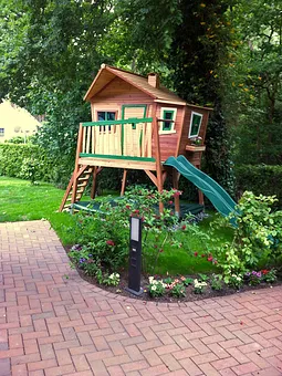 Haus am Wald - Spielbereich für die Kleinen mit Kinder-Spielhaus 
