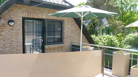 Balkon mit Sitz- & Relaxbereich (Wind- & Sichtschutz bei ausgezogener Seitenmarkise)