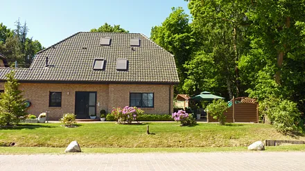 Haus am Wald - Westseite mit Terasse und Kinder-Spielhaus