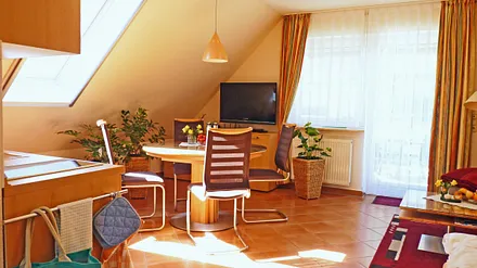 Blick in den großzügigen und hellen Essbereich der offen gestalteten Wohn-Küche