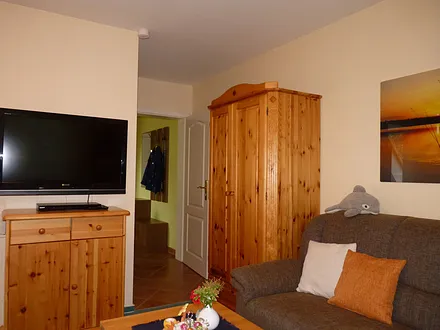 Wohn-/Schlafzimmer im Echtholzambiente mit Teppichboden, Wand- und Fußbodenheizung, Doppelbett inkl. beids. Nachtschränken