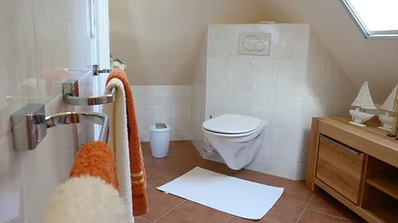 ... in der anderen Raumhälfte befindet sich das WC. Ein Dach-Einbaufenster sorgt für eine natürliche Belüftung und ein angenehmes Raumklima ...