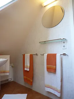 ... vis-a-vis zum Waschtisch runden ein beleuchteter Wandspiegel und wertigen Badaccessoires runden den Gesamteindruck des GästeWC's ab.