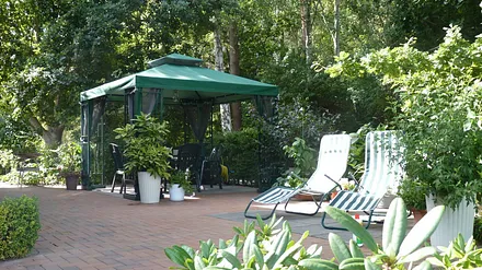 Entspannen im Grünen ! Lassen Sie nach einem sonnigen Strandtag den Abend in familiärer Runde, ruhiger Atmosphäre und ohne die lästigen Plagegeister (Pavilion mit Insektenschutz ausgest.) ausklingen.