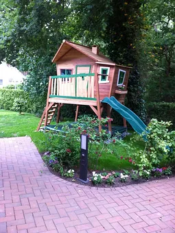 ... bei Bedarf können Sie mit nur wenigen Schritten von Ihrem Pavilion aus, Ihre Kinder beim Rutschen zur Seite stehen