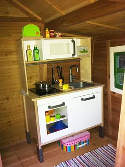 Die liebevoll gestaltete und kindergerechte Inneneinrichtung im Stile einer Küche mit Tisch und kleiner Sitzbank laden zum Verweilen und Spielen ein