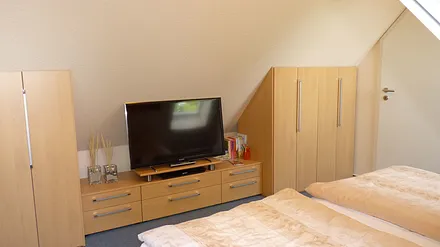 Einbauschränke sorgen für genügend Stauraum und eine Flachstrecke mit LCD-Flachbildschirm runden das Ambiente ab, so lässt sich der Fersehabend zu zweit auch vom Bett aus  genießen (Wandheizung)