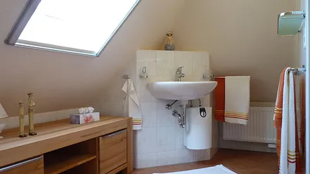 Vom Schlafzimmer aus zugänglich, befindet sich das GästeWC (ca. 4,5 m²) ausgestattet mit Waschtisch und WC inkl. Heizung und Sideboard u. a. für die Ablage Ihre persönlichen Dinge ...