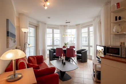 Wohnzimmer - Essplatz im Erker mit ausziehbarem Tisch und Blick auf Schloonsee