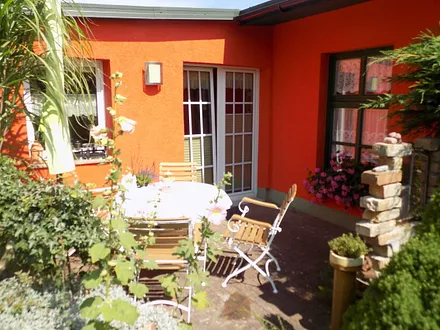 Die Sonnenterrasse mit Gartenmöbeln