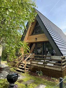 Veranda mit Gartenmöbeln und Grill