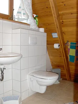 Bad mit Dusche und WC