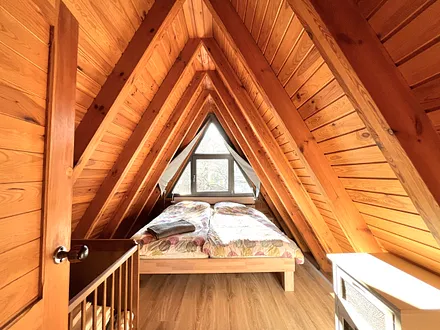 Schlafzimmer mit Doppelbett und Kinderbett