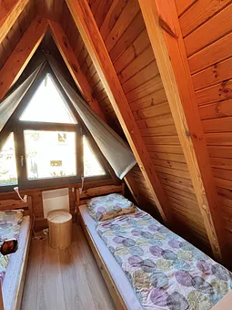 kleines Schlafzimmer mit 2 Einzelbetten