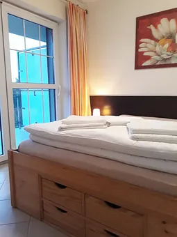 Schlafbereich/Zugang zum Balkon