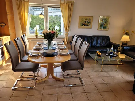 der Speisetisch läd zu jeder Mahlzeit