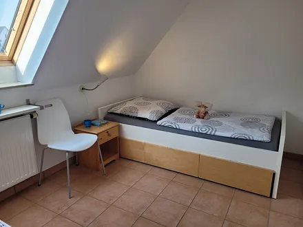 Schlafzimmer 4 Stauraum in den Rollfächern